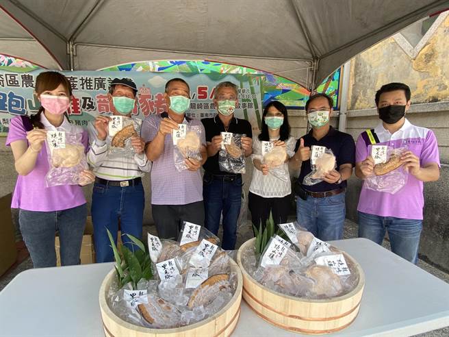 龙崎区农会今年跨足推广畜产，推出「龙崎跑山鸡」、「龙崎黑毛豚」伴手礼。(曹婷婷摄)