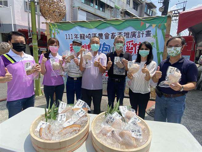 龙崎区农会今年跨足推广畜产，推出「龙崎跑山鸡」、「龙崎黑毛豚」伴手礼。(曹婷婷摄)