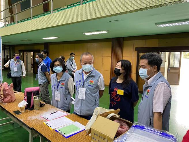 21、22兩日舉行國中會考，苗栗縣長徐耀昌21日一早赴竹南高中試場視察防疫措施。（苗栗縣政府提供／謝明俊苗栗傳真）