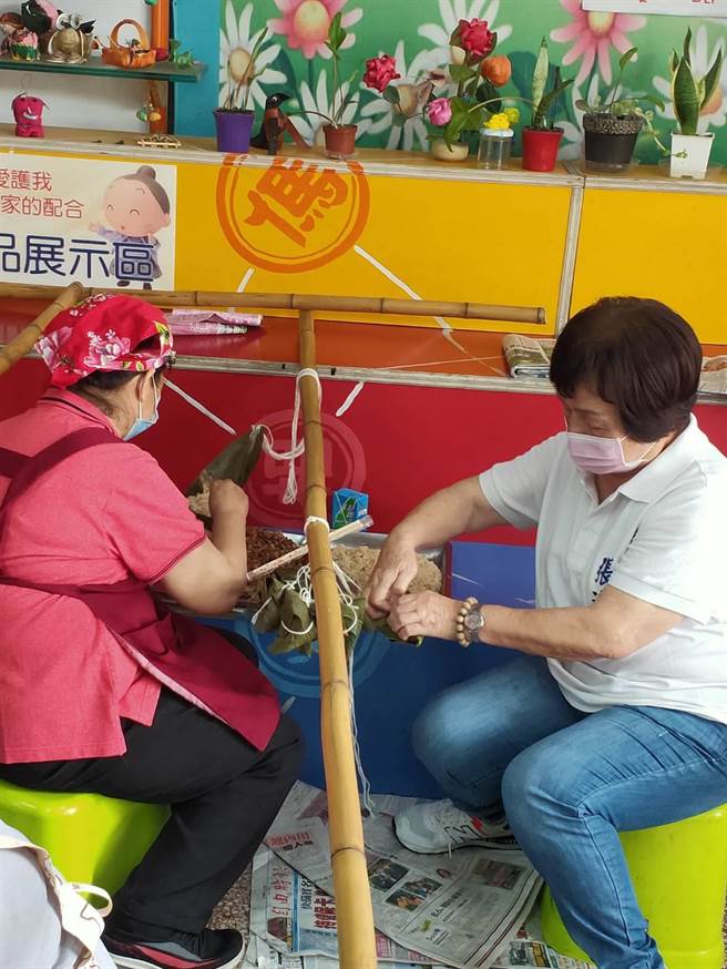 市议员张瀞分说，一年一度的「肉粽节」到来，她和家政妈妈们一同制作好吃的肉粽，帮助因疫情而需要帮助的人。（张瀞分服务处提供）