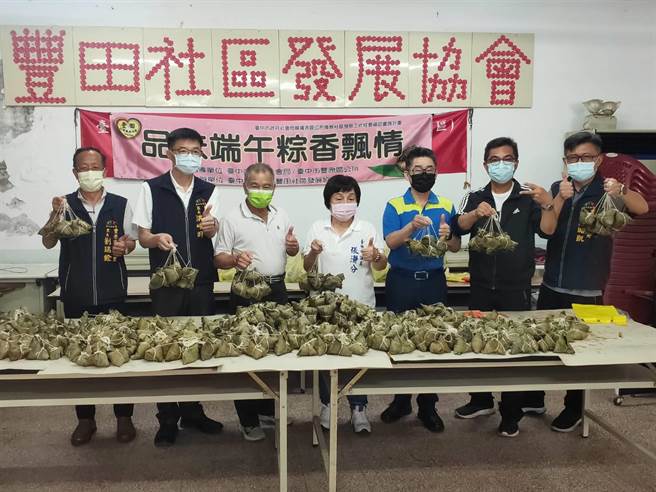 市议员张瀞分说，一年一度的「肉粽节」到来，她和家政妈妈们一同制作好吃的肉粽，帮助因疫情而需要帮助的人。（张瀞分服务处提供）