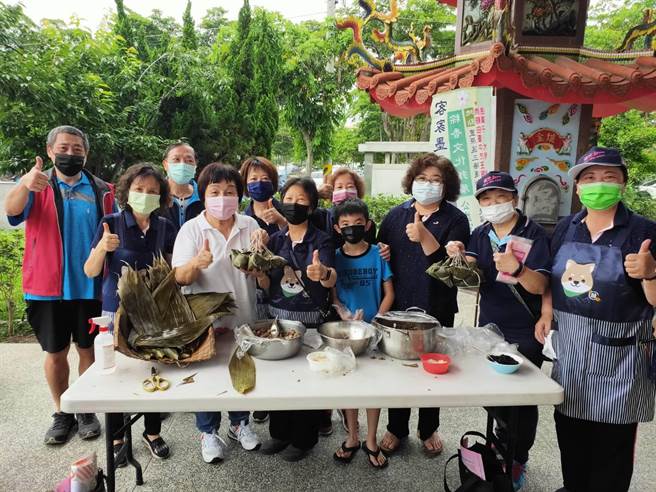 市议员张瀞分说，一年一度的「肉粽节」到来，她和家政妈妈们一同制作好吃的肉粽，帮助因疫情而需要帮助的人。（张瀞分服务处提供）
