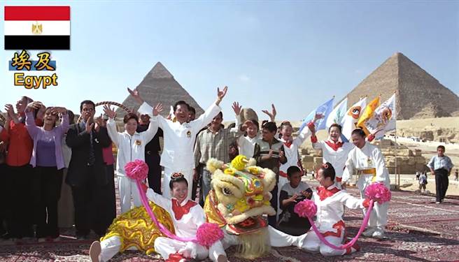 太极门掌门人洪道子博士多年来带领弟子，自力自费走访世界五大洲101个国家宣扬爱与和平。（翻摄照片／林郁平台北传真）