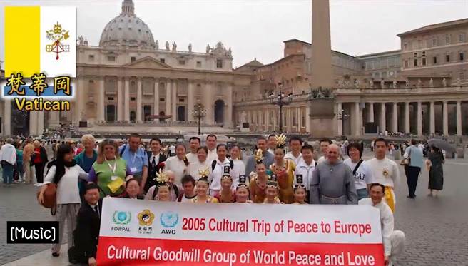 太极门掌门人洪道子博士多年来带领弟子，自力自费走访世界五大洲101个国家宣扬爱与和平。（翻摄照片／林郁平台北传真）