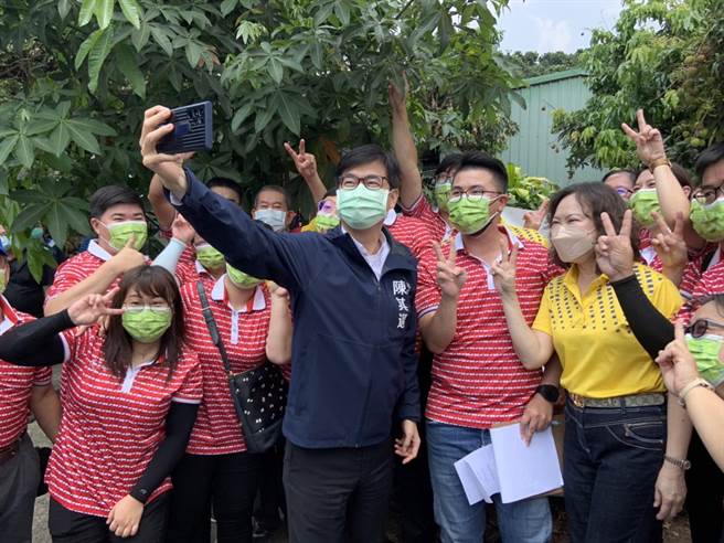 高雄市長陳其邁21日出席「大樹鳳荔節行銷記者會」，為在地金鑽鳳梨及玉荷包荔枝推銷代言。（林雅惠攝）