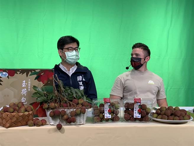 「大樹鳳荔節行銷記者會」現場邀請市長陳其邁搭配定居來自美國的台灣女婿網紅小貝共同直播行銷，陳其邁當場化身為玉荷包最強的銷售員。（林雅惠攝）