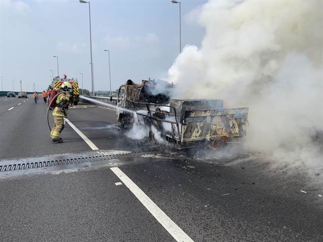 國道3烏山頭交流道工程車火燒車，燒到剩車架。(讀者提供／劉秀芬台南傳真)