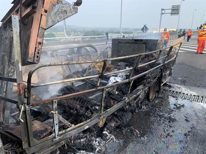 國道3號台南烏山頭交流道北向路段21日下午發生國道工程車火燒車的意外，幸好駕駛未受傷，不過整輛車燒到剩車架，起火原因還待國道警第8公路警察大隊調查釐清。(讀者提供／劉秀芬台南傳真)