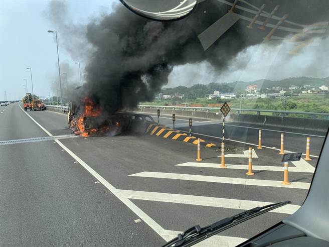 國道3號台南烏山頭交流道北向路段21日下午發生國道工程車火燒車的意外，幸好駕駛未受傷，不過整輛車燒到剩車架，起火原因還待國道警第8公路警察大隊調查釐清。(讀者提供／劉秀芬台南傳真)