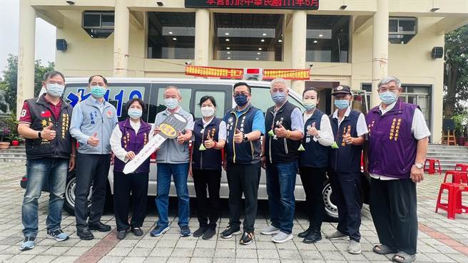 苗栗縣頭份市東華宮捐贈一部救護車給苗栗縣消防局，21日由縣長徐耀昌代表受贈。（讀者提供／謝明俊苗栗傳真）