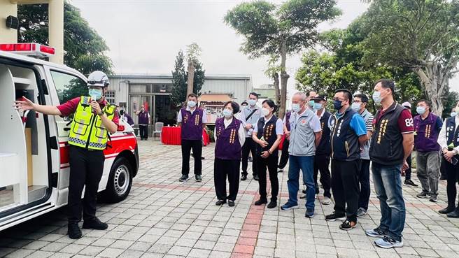苗栗縣頭份市東華宮捐贈一部救護車給苗栗縣消防局，21日舉辦致贈儀式，苗栗縣長徐耀昌聽取新車功能報告。（讀者提供／謝明俊苗栗傳真）