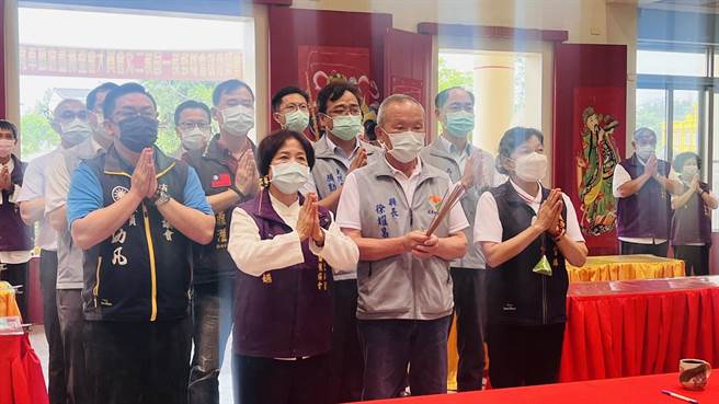 苗栗縣頭份市東華宮捐贈一部救護車給苗栗縣消防局，21日由縣長徐耀昌代表受贈，並向神尊參拜。（讀者提供／謝明俊苗栗傳真）