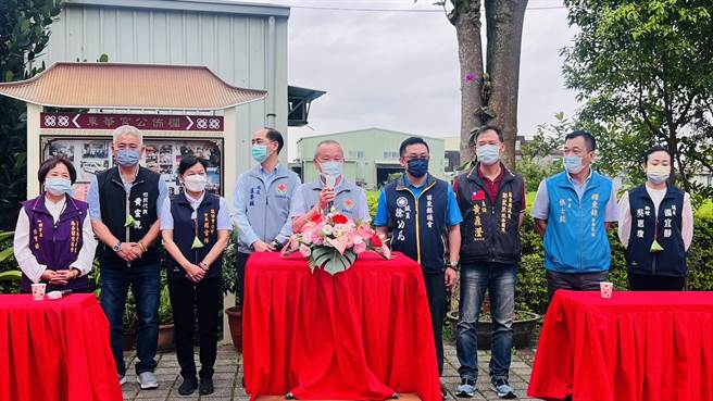 苗栗縣頭份市東華宮捐贈一部救護車給苗栗縣消防局，21日由縣長徐耀昌代表受贈。（讀者提供／謝明俊苗栗傳真）