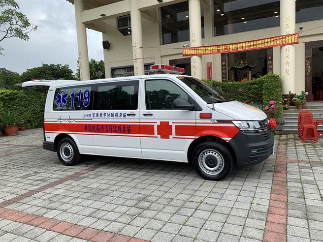 苗栗縣頭份市東華宮捐贈一部救護車給苗栗縣消防局。（讀者提供／謝明俊苗栗傳真）