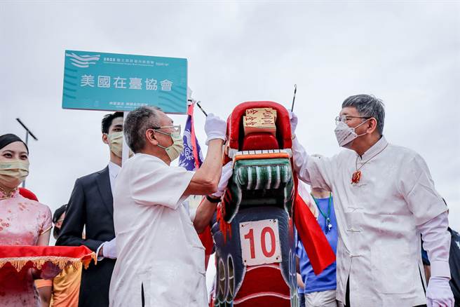 台北市长柯文哲（右）为现场的龙舟点睛。（北市体育局提供／张芷瑜台北传真）