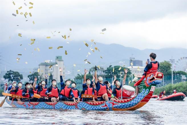 北市体育局长李再立（一排左）与龙舟队伍一起参与祭江仪式，为赛事祈福。（北市体育局提供／张芷瑜台北传真）