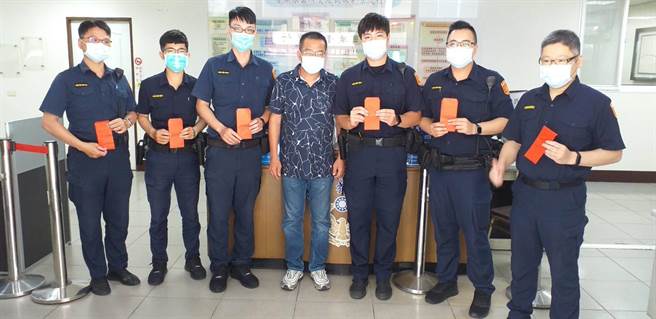 警方2度協尋失蹤民眾成功，青溪警友站長邱鴻輝也頒發獎勵金。（警方提供）