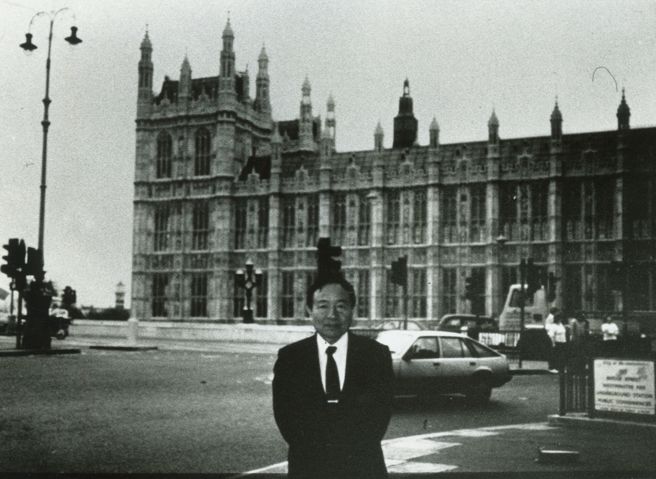 1990年，葛敦華將軍攝於英國國會。(中時檔案照片)