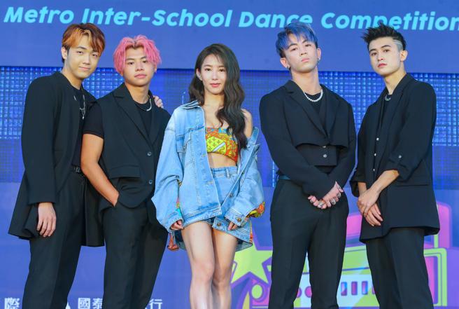 郭书瑶（中）、男团「B.T.O.D」出席活动开幕记者会，鼓励大家努力追梦。（粘耿豪摄）