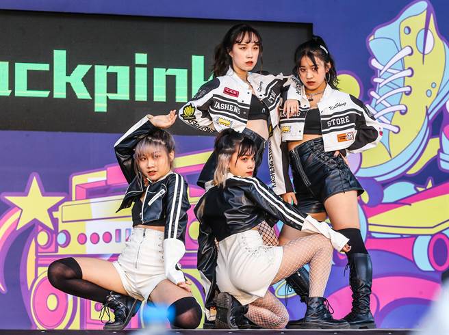 参赛的学生，不但释放舞蹈热情，同时也在服装上别出心裁，展现青春与性感的气息。（粘耿豪摄）