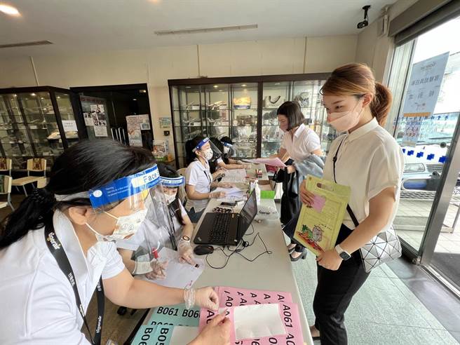 台湾虎航重启客舱组员招募，今日初试到考率将近9成。（台虎提供）