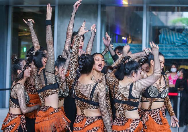 参赛的队伍，在上台前，展现极具气势的精神喊话。（粘耿豪摄）