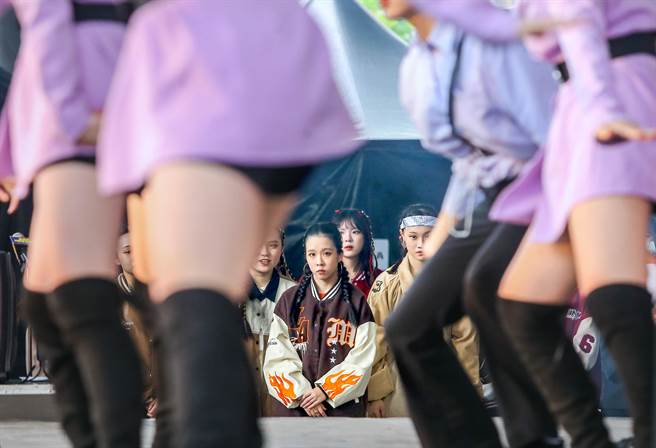 等待表演的选手，在台下看着演出的竞争对手。（粘耿豪摄）