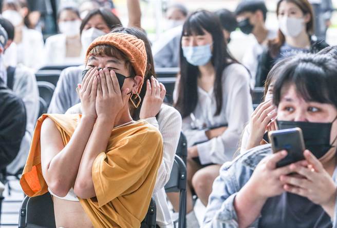 台下的观眾，看着台上的精采表演，忘情尖叫。（粘耿豪摄）