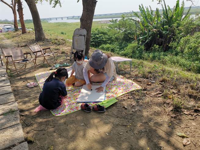台南市安定區公所於蘇厝滯洪池旁阿勃勒花道辦寫生比賽，吸引上百名眾報名參加。（劉秀芬攝）