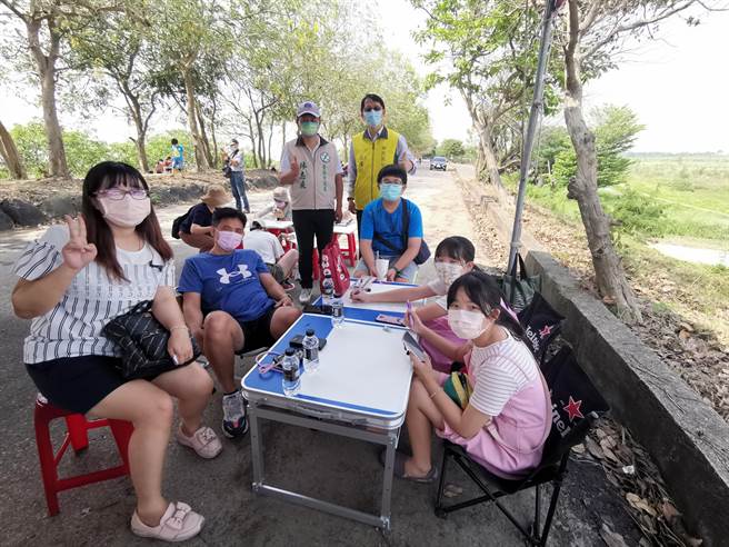 台南市安定區公所於蘇厝滯洪池旁阿勃勒花道辦寫生比賽，區長李燿州（後右）、台南市議員林志展（後左）到場加油打氣。（劉秀芬攝）