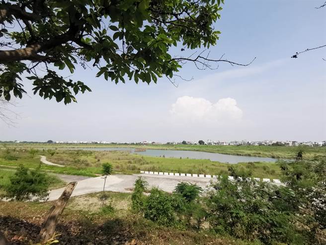  蘇厝滯洪池整治後，到此休閒遊憩民眾倍增。（劉秀芬攝）