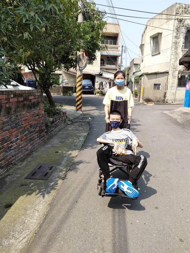 嘉义县新港国中学生林钰芯成了2个哥哥最佳的照护员兼玩伴。（读者提供∕吕妍庭喜义传真）