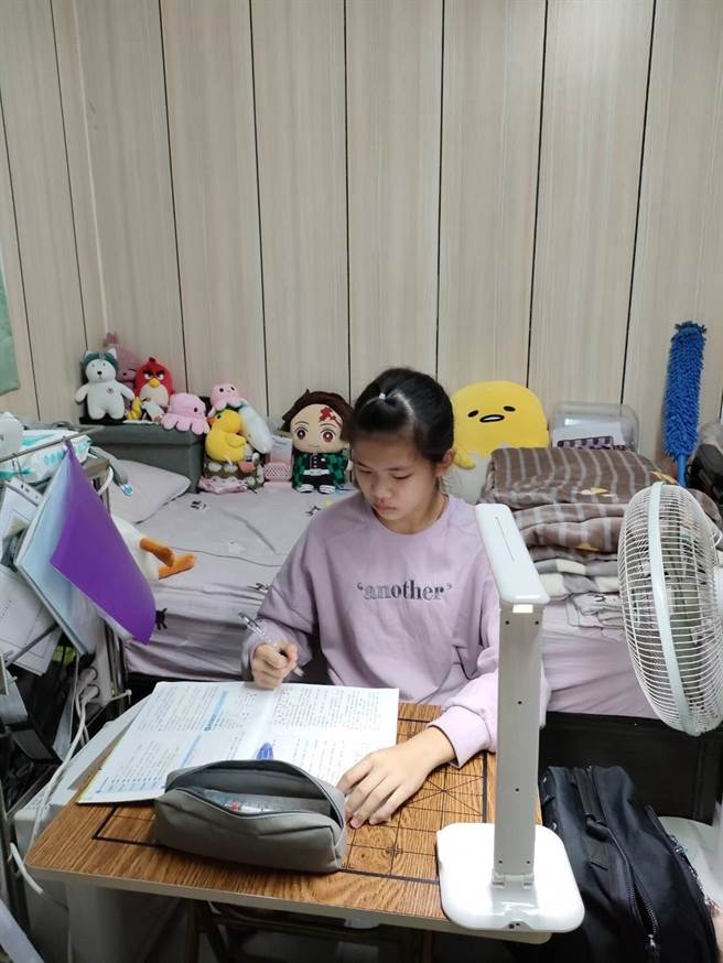 嘉义县新港国中学生林钰芯在校成绩或参赛表现也十分杰出，坚定以乐观态度，把握生活中的幸福点滴。（读者提供∕吕妍庭喜义传真）