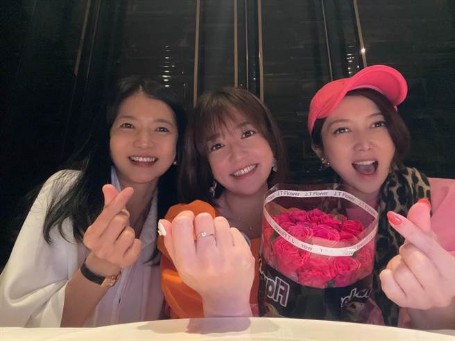 郭亚棠（中）20日跟廖家仪（右）和友人一起过35岁生日，喜获钻戒。（民视提供）