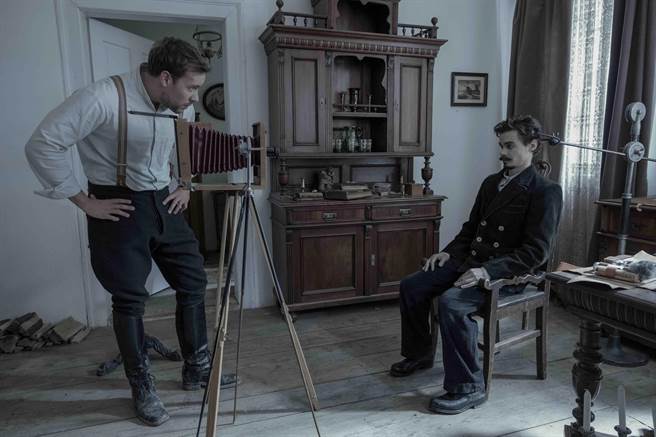 维克托克勒姆（左）为每具生前饱受战火与疾病折磨的大体，精心妆点并调整出最庄严的姿势后，再按下快门。（天马行空提供）