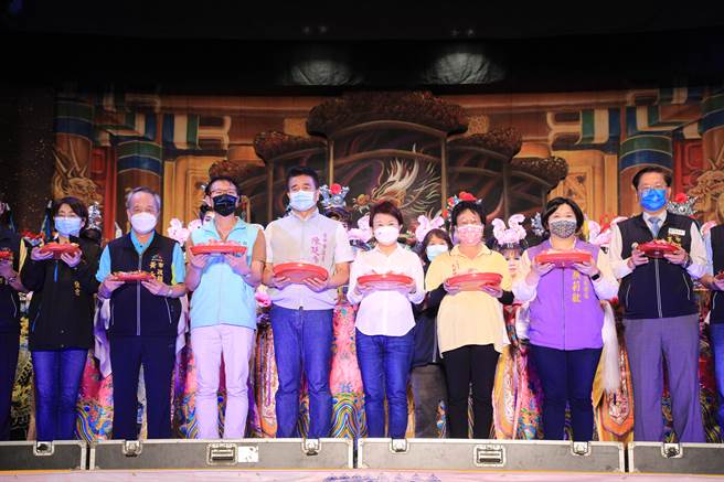 台中市長盧秀燕今晚特出席觀賞，與民眾做好防疫措施下一起同樂。(台中市政府提供)