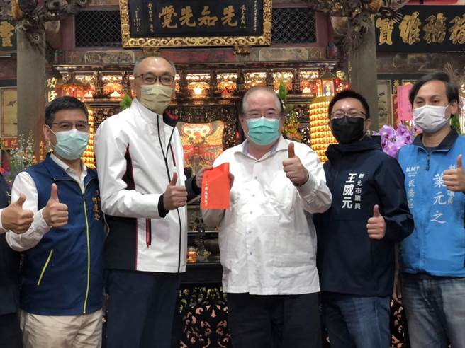 三重區先嗇宮第22屆「神農文化祭」活動今晚在三重先嗇宮登場，雖因疫情緣故縮小規模，但為期6天活動仍延續傳統科儀、民俗表演、國樂及合唱團表演、傳統米食推廣等，並將在25日以車巡、徒步方式遶境三重主要幹道。（蔡雯如攝）