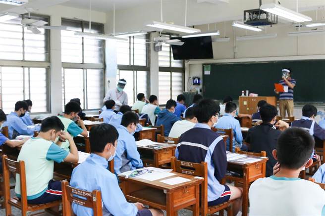 今年國中教育會考今天考了社會科、數學科、國文科及寫作測驗等4科。（教育部提供／林志成台北傳真）