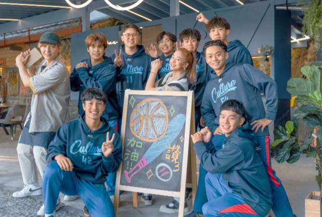 大学棒球队对吴映洁示爱。（TVBS提供）