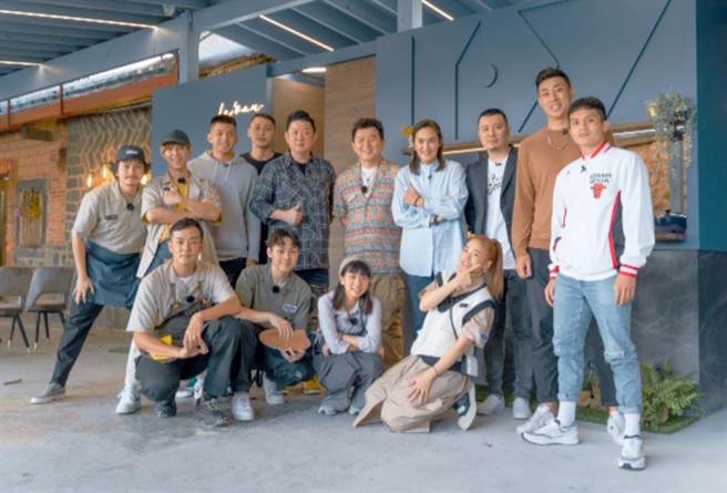 钱薇娟带着篮球队总经理们一同前往用餐。（TVBS提供） 