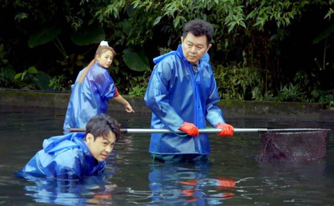 庹宗康带着吴映洁及顏佑庭一起捕捉本周指定食材。（TVBS提供）