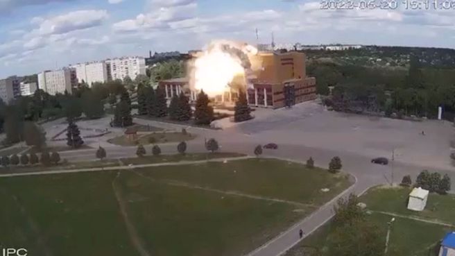 烏克蘭洛佐瓦市的文化中心被飛彈擊中。（圖/路透）
