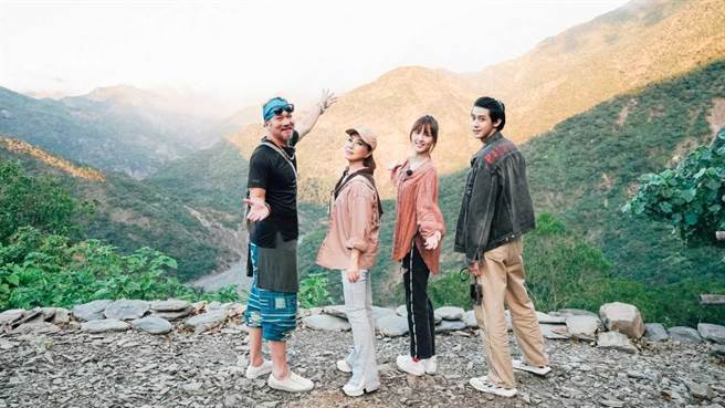 黄仲崑（左起）、叶瑷菱、魏蔓、李玉玺为《花甲少年趣旅行》当起一日导游。（华视提供）