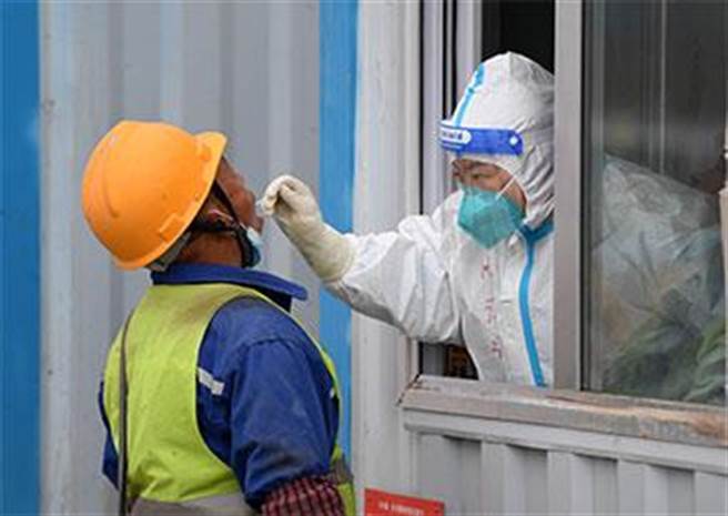 北京工头隐瞒编造行程集体染疫，致900多人被隔离，刑事立案4嫌。（观察者网）