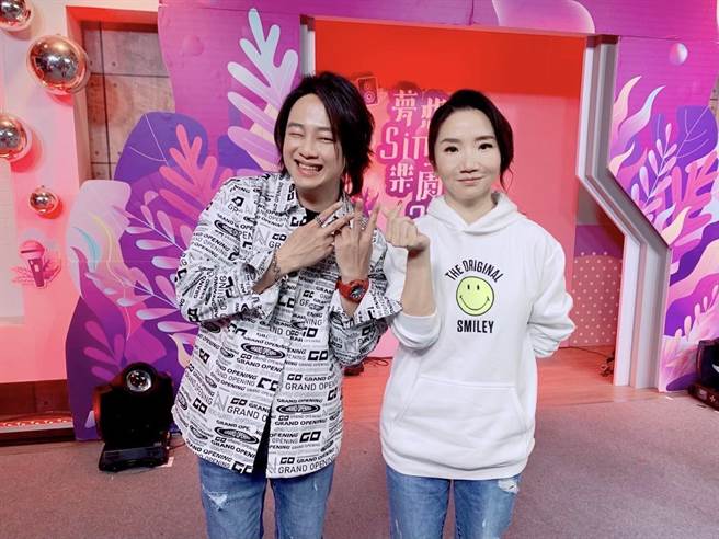 陶晶瑩（右）和賴銘偉講評。《夢想Sing樂園2》開播以來一路陪伴指導的評審長陶晶瑩，已被選手們視為心靈導師，對於賽事來到尾聲冠軍即將誕生，陶晶瑩說：「對每位選手來說這才只是個開始，但有些人有聽進評審的建議進步真的很快，也很期待看到他們最後這次不同歌曲的表演。」賽事結束後的週一晚上不需再趕往棚內，陶晶瑩說：「接下來不做評審的週一晚上就可以陪小孩做功課了啊，不然有時小孩週一都陪我熬夜熬到滿晚，再來也還是要做生意，還有準備演唱會。」（17LIVE提供）