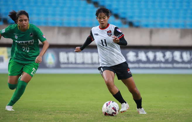 花莲卓莉萍（右）对高雄阳信攻入全场唯一入球。（中华足协提供）
