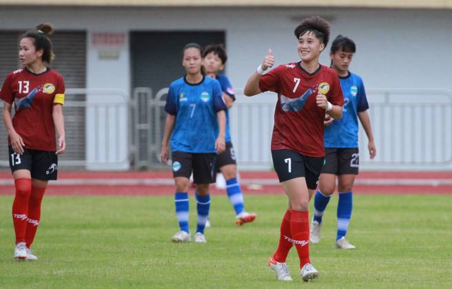 新北航源队长陈英惠（右二）罚进追平的12码球，开心的向场边比出大拇指。（中华足协提供）