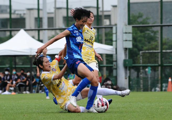 台中蓝鲸前锋苏育萱（蓝衣）对桃园战神梅开二度，也缔造跨季连5场进球纪录。（中华足协提供）