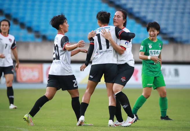 花莲队长蔡莉真（右二）进球后拥抱进球的卓莉萍（右三）。（中华足协提供）