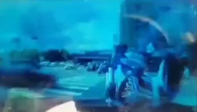 北市昨（20）下午發生1名重機騎士在路口突暴衝，衝向對向準備從加油站出來的轎車，重機車頭幾乎直衝轎車右車頭，騎士當場被彈飛重摔、肋骨骨折。（翻攝自臉書「記者爆料網」）